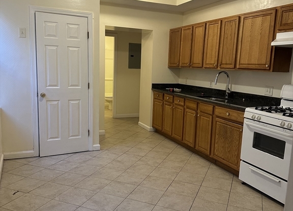 2 beds, 1 bath, 850 sqft, $2,600, Unit 1