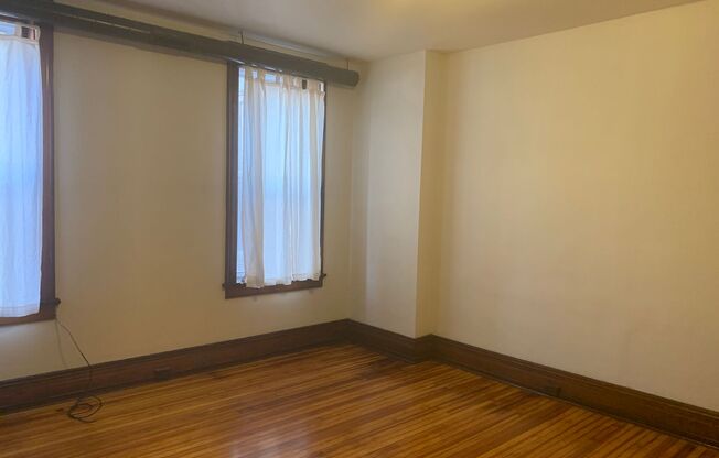 3 beds, 1 bath, $1,795, Unit 7