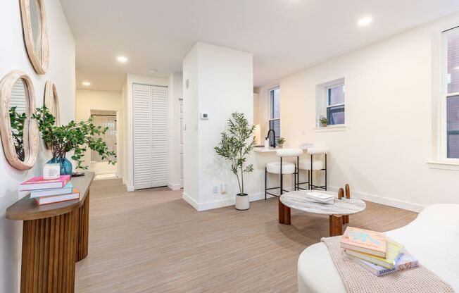 2 beds, 1 bath, 729 sqft, $2,016, Unit A-302