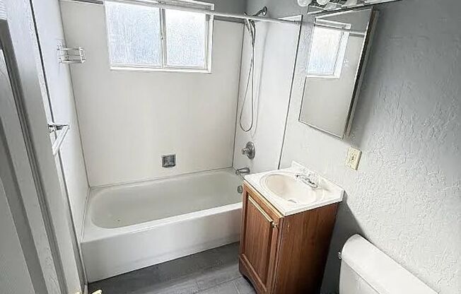 2bed/1bath unit brand new carpet