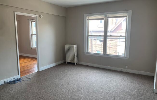 2 beds, 1 bath, $1,550, Unit 905 Maryland Apt 3R