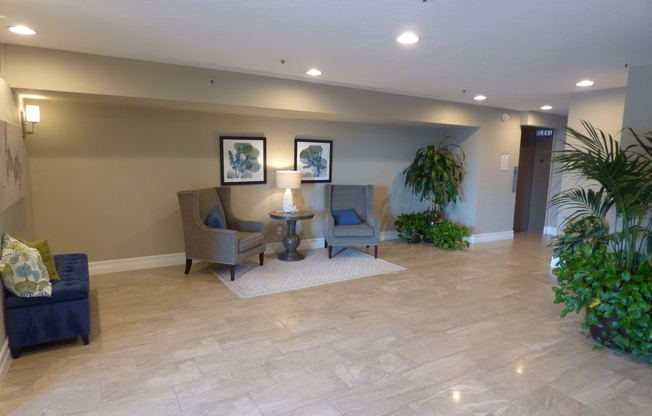 Spacious 2 Bedroom 2 Bath Condo in Bankers Hill Close, Walking Distance to Balboa Park