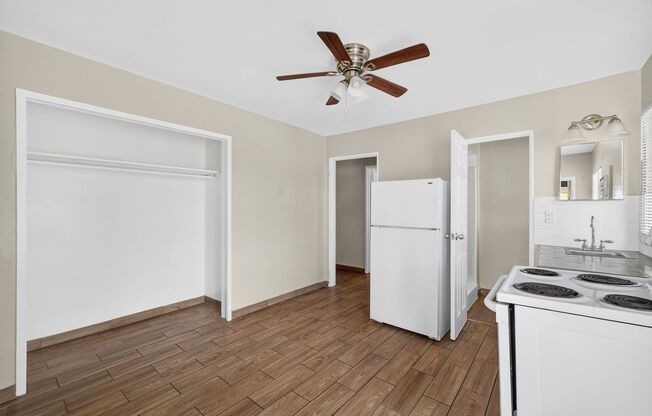 1 bed, 1 bath, 400 sqft, $1,100, Unit Unit B