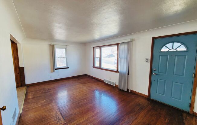 "Charming 3BD Home: Pet-Friendly Haven with Fenced Yard!"