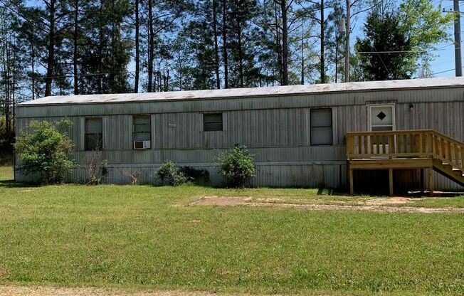 2 Bdrm/2 Bath Mobile home on private road with 5 other mobile homes in quiet Wetumpka area