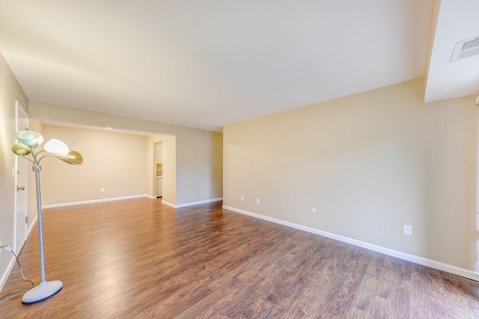 Welcome to a charming 1-bedroom, 1-bathroom home located in the vibrant city of Pittsburgh, PA!