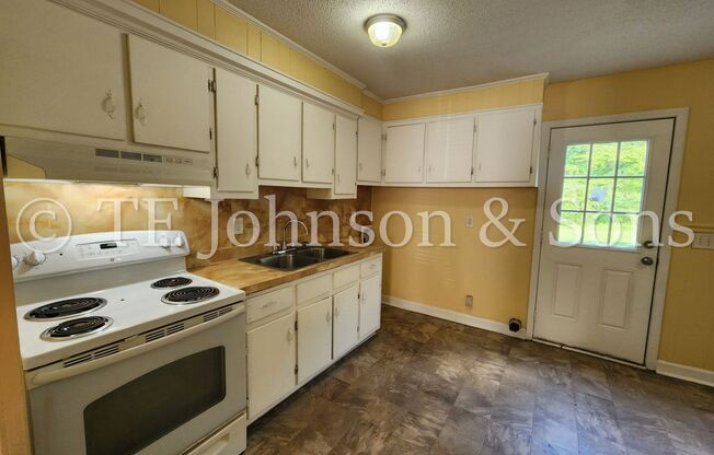 Charming 2 Bedroom Townhouse in Lexington – Cozy, Convenient, and Ready to Call Home!