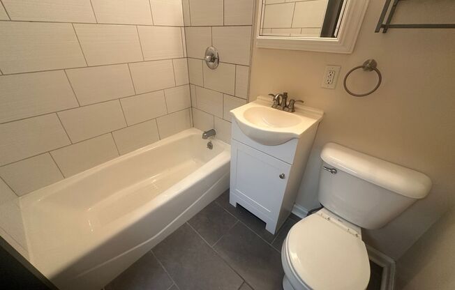 Studio, 1 bath, 300 sqft, $785, Unit 1400 King Ave. Apt.  7