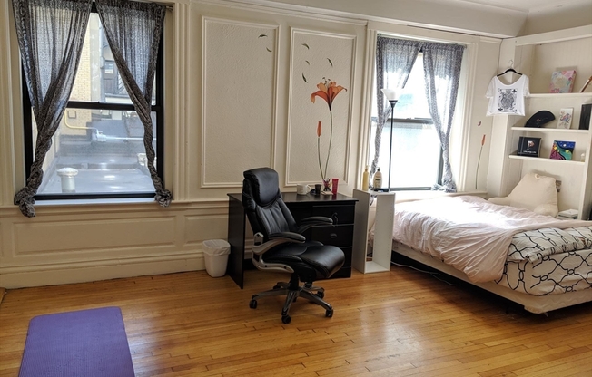 4 beds, 2 baths, $6,200, Unit R21