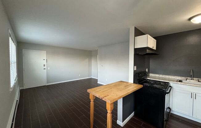 2 beds, 1 bath, 750 sqft, $1,495, Unit 102B
