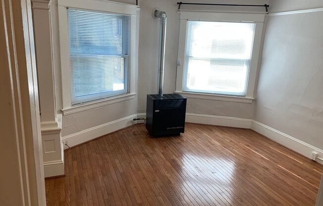 Studio, 1 bath, 450 sqft, $1,095, Unit 303