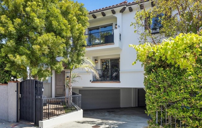 1126 LAUREL AVE
