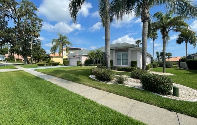 Beautiful 3/3 furnished home with huge screened in pool - 10 minutes from the beach in Port Orange