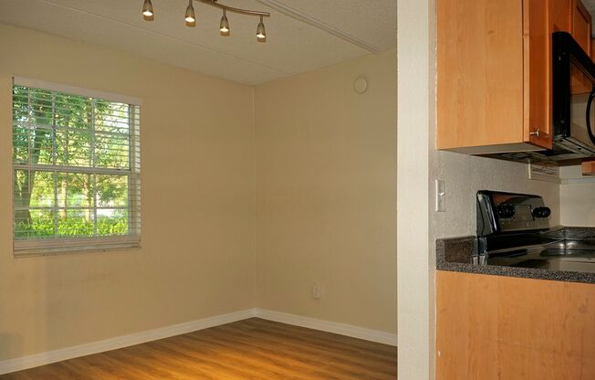 2/2, updated, 1st floor condo, in Winter Park