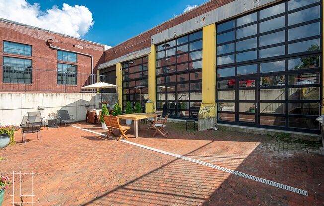 2 beds, 2 baths, $2,300, Unit 727 N. 4th St. Apt. 101