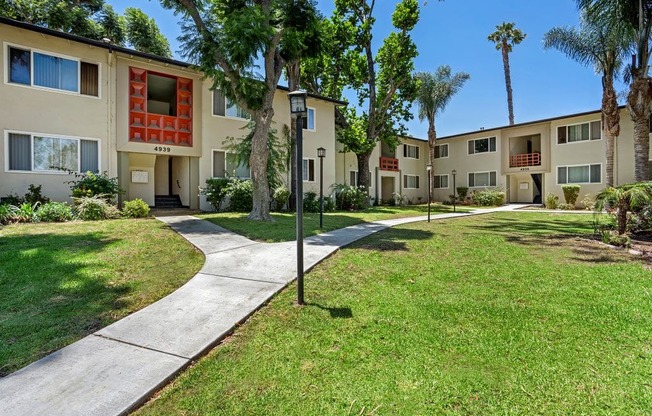 Courtyard in Los Angeles Apartments