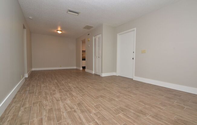 Nicely Updated 1/1 Condo in Winter Springs ~ Wood Plank Tile Floors and Large Screened Patio!