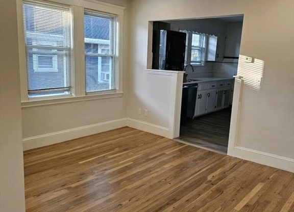 3 beds, 1 bath, 1,400 sqft, $3,250, Unit 2