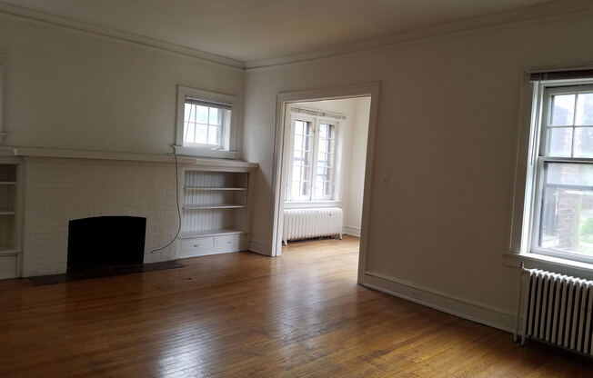 2528 N. Maryland Ave. (The Versailles)