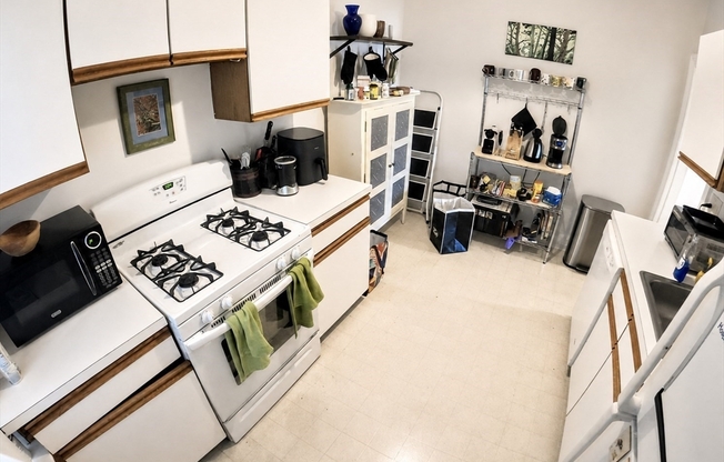 2 beds, 1 bath, 833 sqft, $2,700, Unit 42