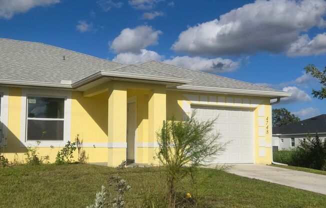 LARGE 3/2/1 -Duplex, prime Location-Lehigh Acres