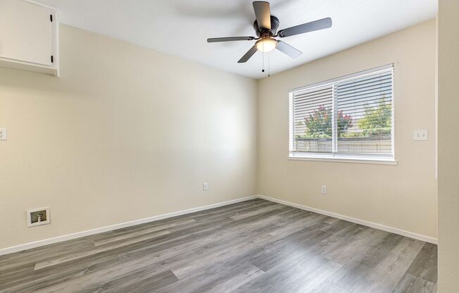 1229 W Roseburg Ave