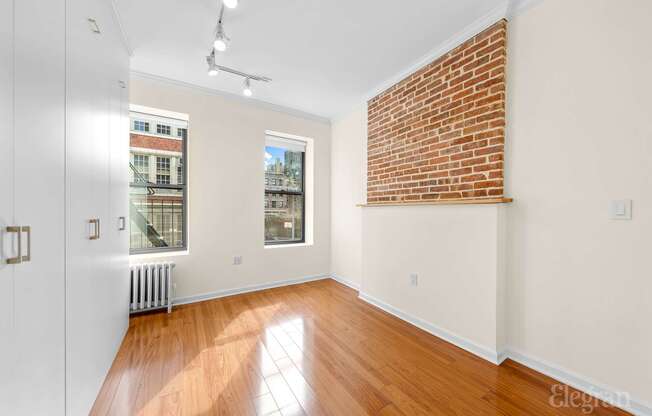 325 W 21 ST