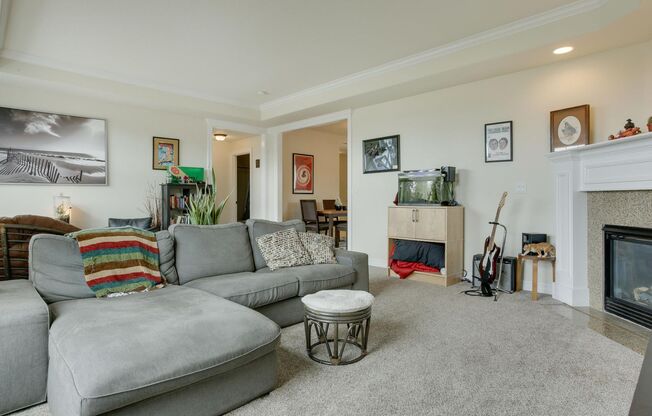 Beautiful and Spacious Newer Townhome with 3br 3bth 2268 Sq. Ft. Like New
