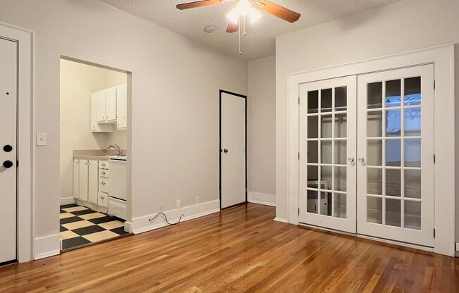 Studio, 1 bath, 300 sqft, $1,050, Unit 210