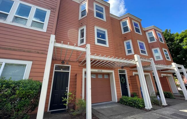 South Portland 2Bd/2.5Ba 3 Level Home ~ Washer/Dryer in Unit, 2 Car Tandem Garage!!! Close to OHSU!