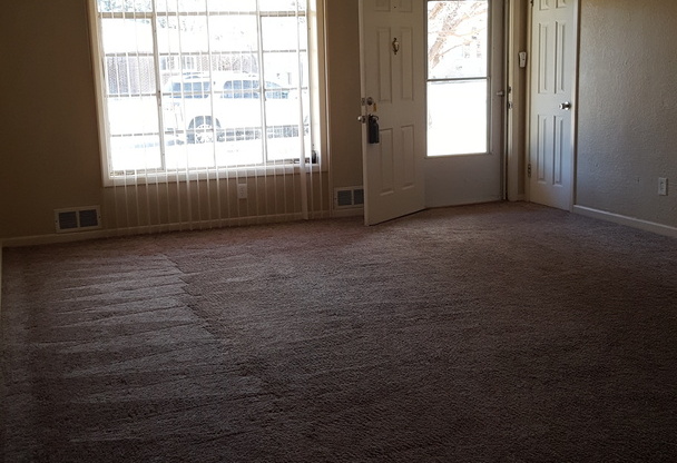 Located in Paramount!!! 3/2/1  half off 1st months rent