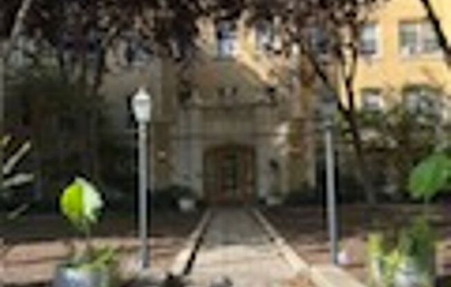 Studio, 1 bath, 425 sqft, $1,225, Unit 408