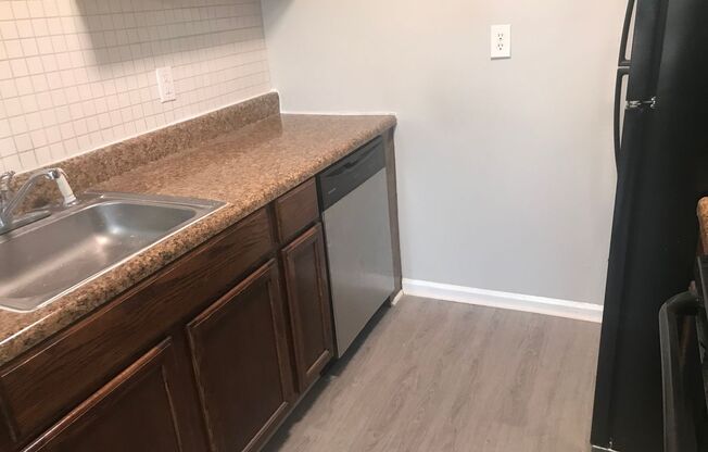 2 beds, 1 bath, $850, Unit 105 Chalet North Ct