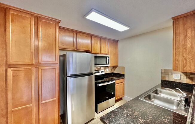 Beautiful Studio w/ reserved parking and community amenities in San Carlos!