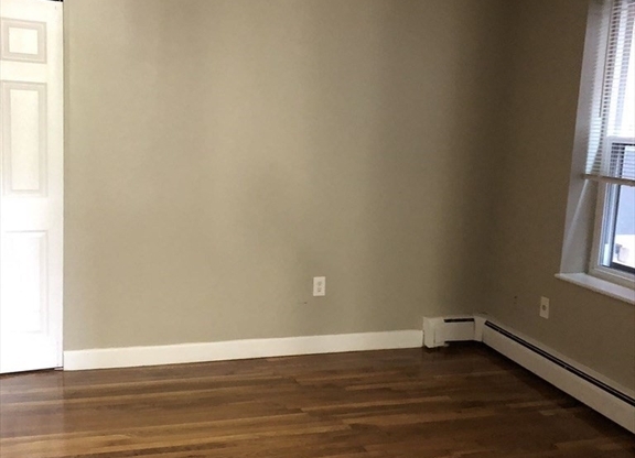 Studio, 1 bath, 400 sqft, $2,400, Unit 53