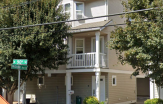 Spacious 2 bed 1.5 bath townhome in Licton Springs neighborhood
