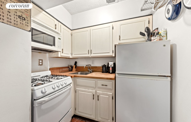 250 W 15 ST