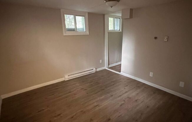 2 beds, 1 bath, $1,100, Unit 100