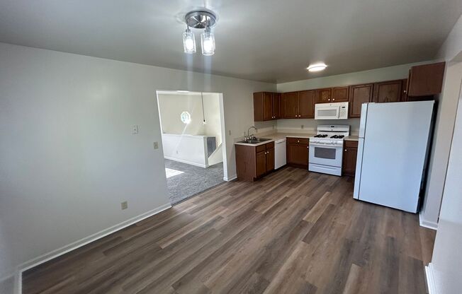 2 bedroom, 1.5 bath Townhouse style apartment; minutes to Downtown Chesterton!