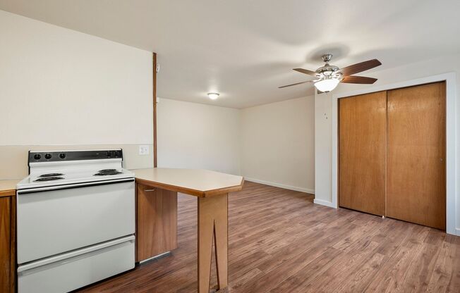 Studio, 1 bath, 400 sqft, $1,195, Unit B18
