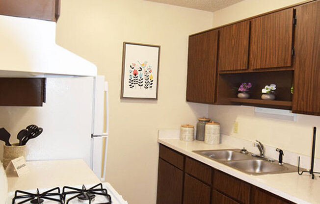 Gas Range In Kitchen at Granada Apartments, Jackson, 49202