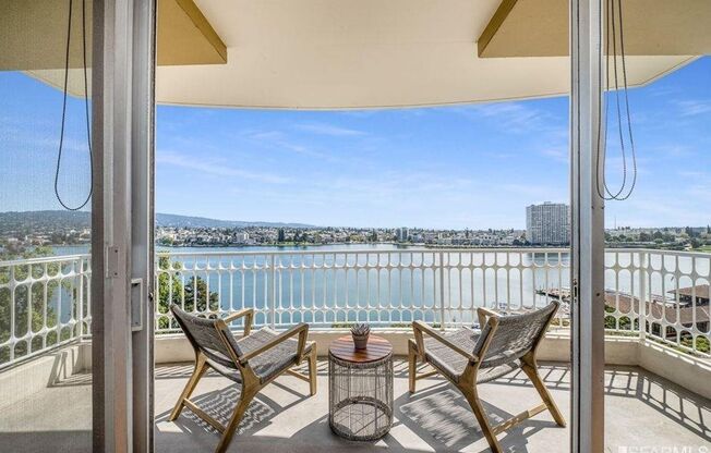 Two Bedroom Condo in Oakland Available Now!!