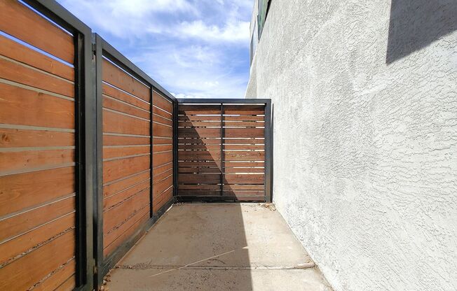 2 beds, 1 bath, 905 sqft, $995, Unit 5500-B