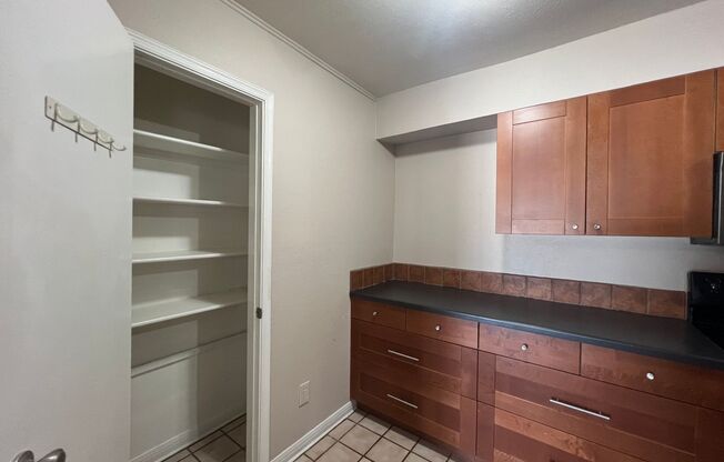 1 bed, 1 bath, 936 sqft, $1,200