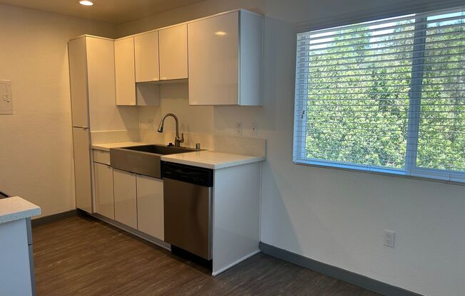 2 beds, 1 bath, 950 sqft, $2,915, Unit B072
