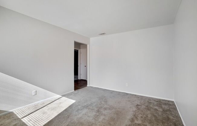 2 beds, 1 bath, 700 sqft, $945, Unit 9002