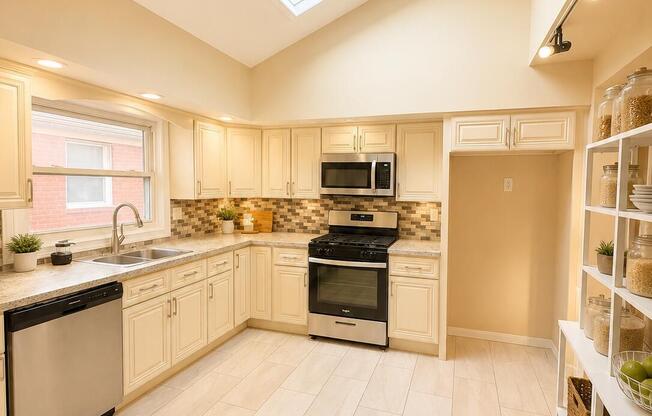 76 VALDEMAR AVE