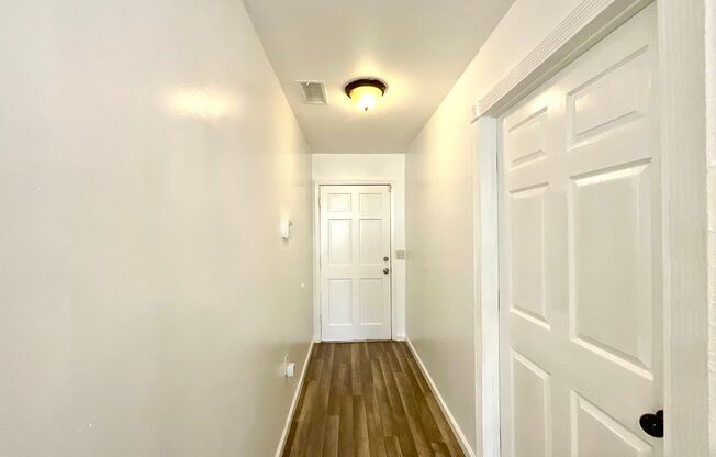 **APPLICATION RECEIVED** *MOVE IN SPECIAL* Beautiful 4-Bedroom Home Near Shopping & Dining in Live Oak