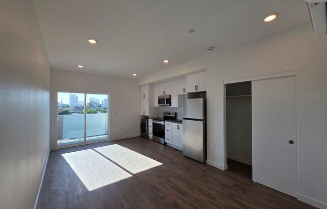 Studio, 1 bath, 327 sqft, $1,855, Unit 405
