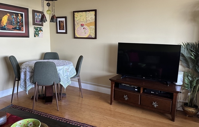 2 beds, 1 bath, 833 sqft, $2,800, Unit 705